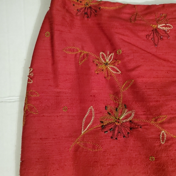 🔥SALE🔥Kelly & Diane Red Silk Embroidered Floral Skirt 4P - Picture 4 of 9